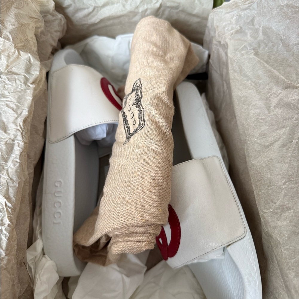 Gucci woman’s 8 /Mens 6 White and Red Slide Sandals - Picture 3 of 5